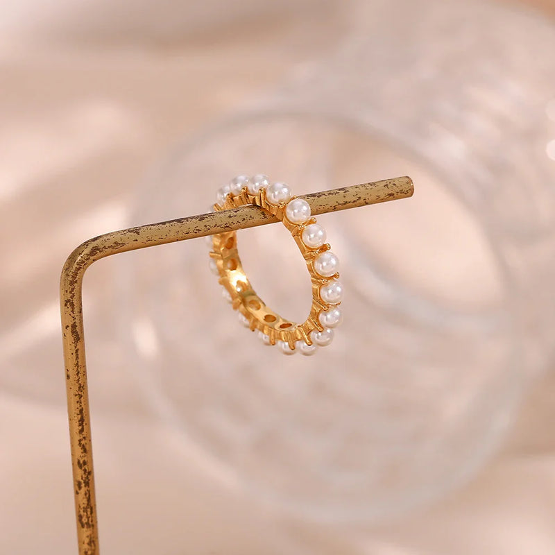 Eleganter runder Perlenring