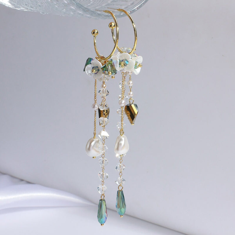 Von der Natur inspirierte elegante lange Tropfenohrringe mit Blumen und Perlen