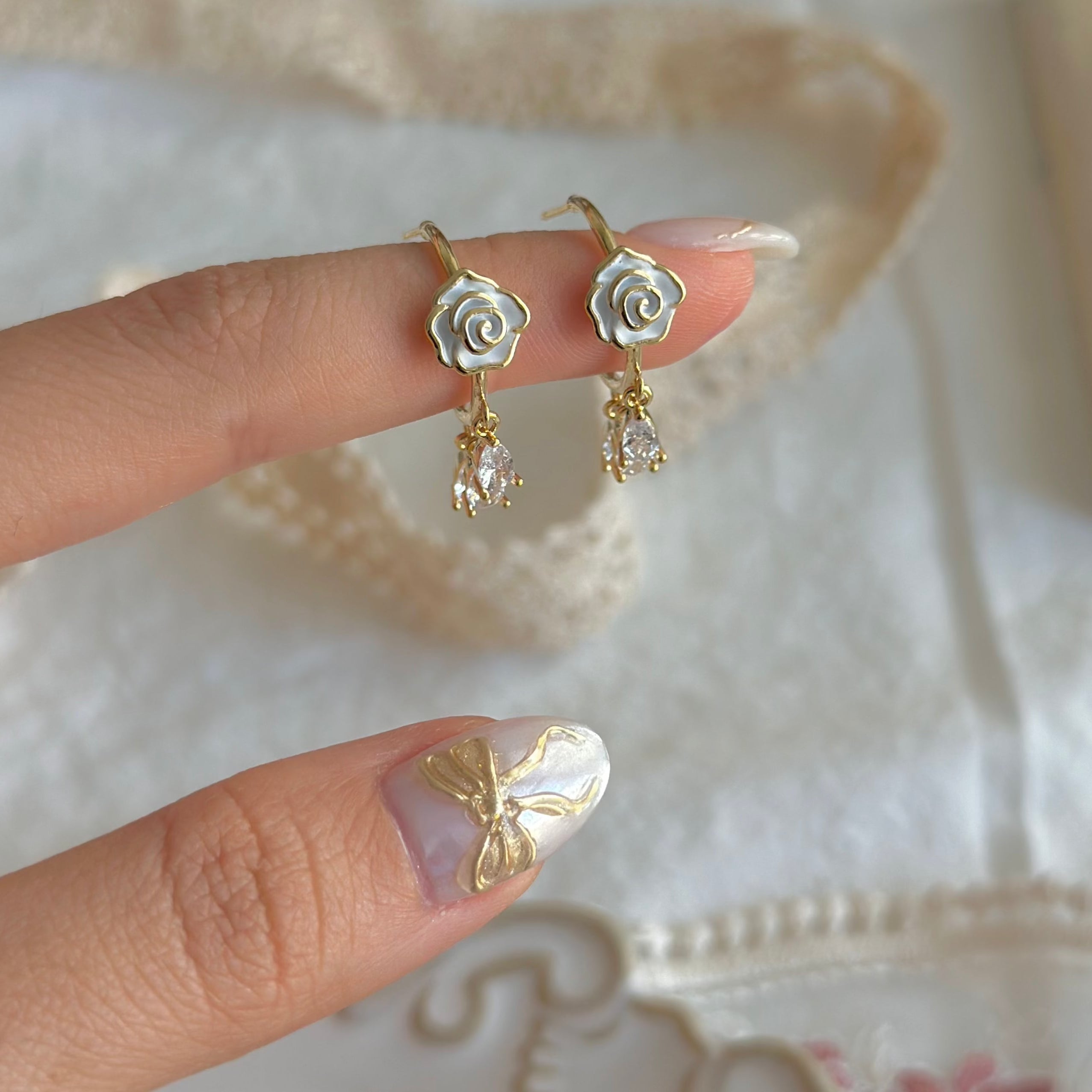 Weiße Rosenohrringe - Emilia