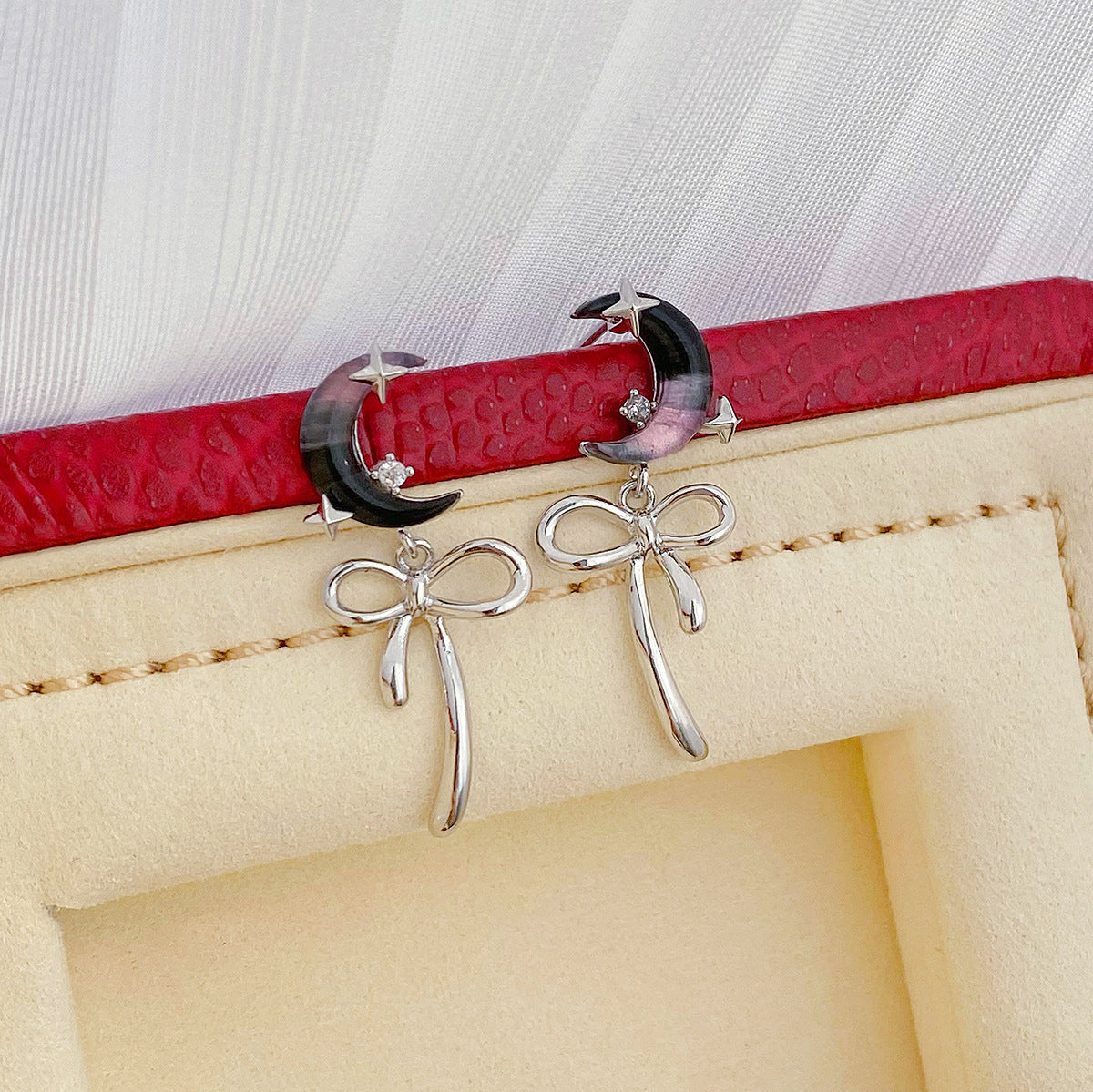 Ohrringe mit Mond und Schleife