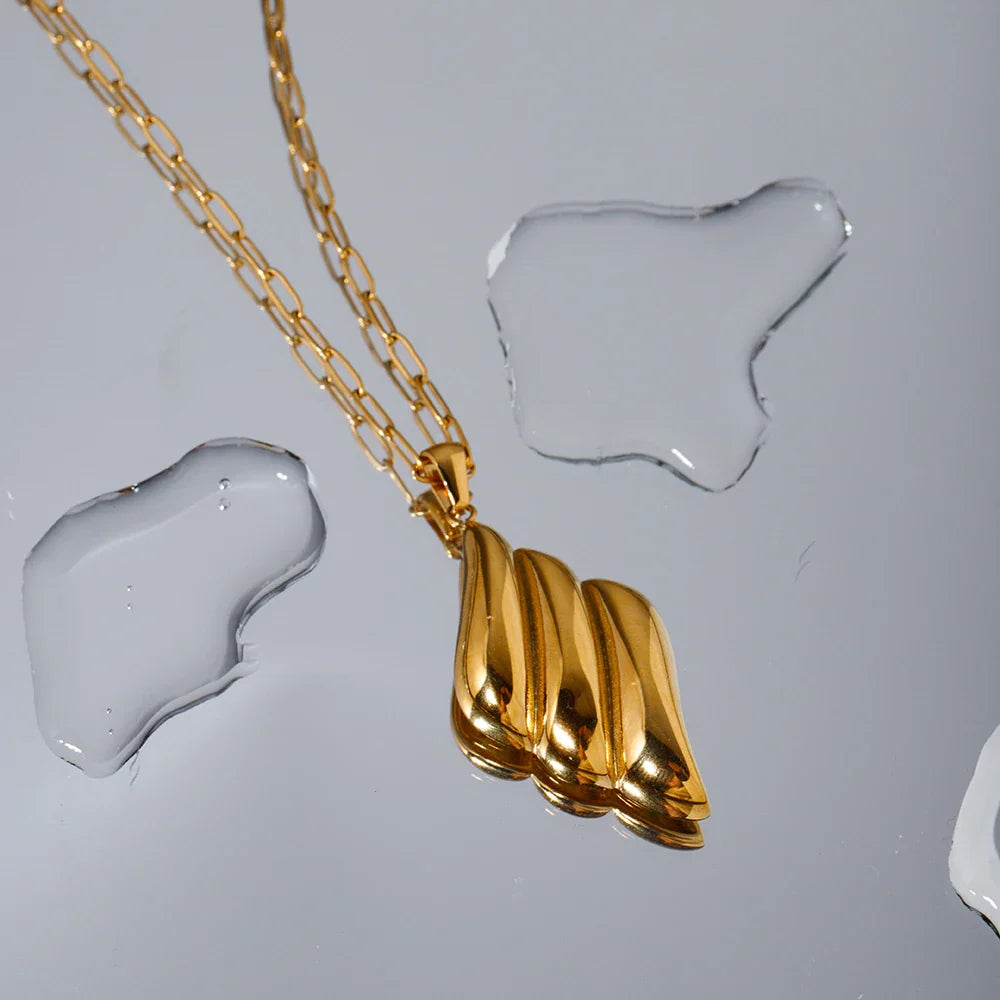 Halskette mit Flügel-Anhänger