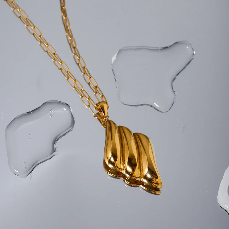 Halskette mit Flügel-Anhänger