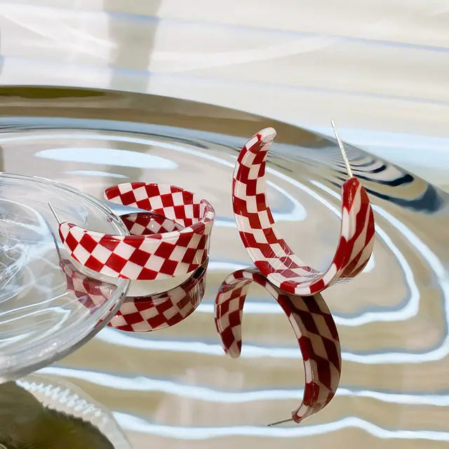 Gebogene Ohrringe aus Kunstharz in Hornoptik Kreisform