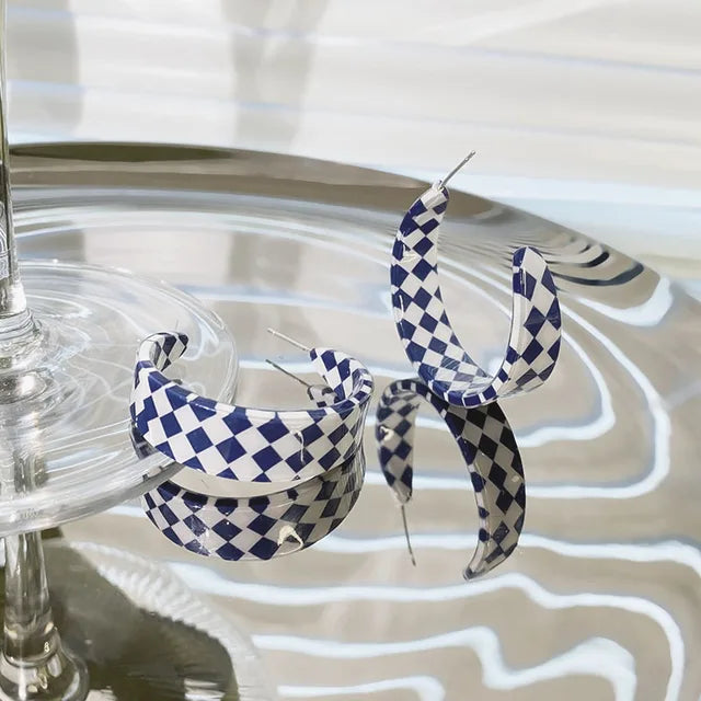 Gebogene Ohrringe aus Kunstharz in Hornoptik Kreisform