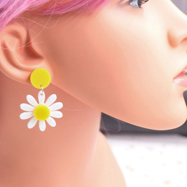 Acryl-Ohrringe mit Gänseblümchen-Motiv