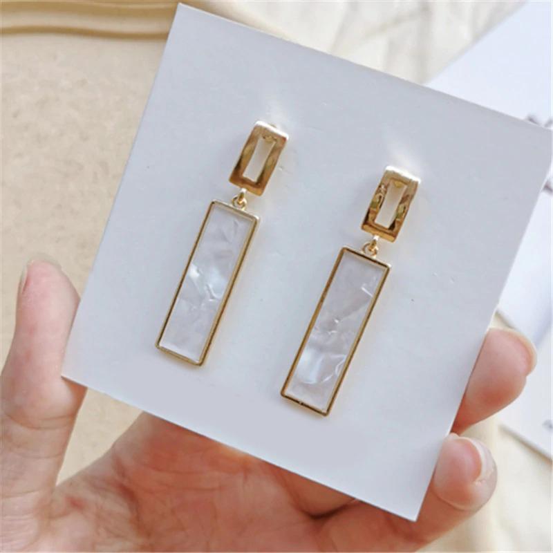 Geometrische Statement-Ohrringe aus Acryl