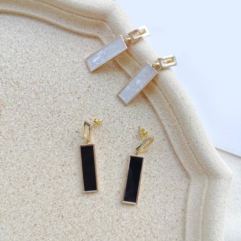 Geometrische Statement-Ohrringe aus Acryl