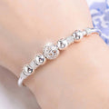 Verstellbares Armreif-Armband mit runden Charm-Akzenten