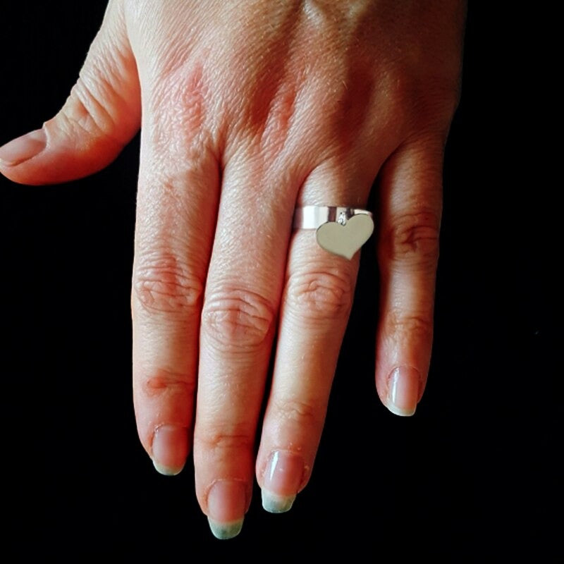 Verstellbare, hängende Ringe aus Edelstahl mit Herzanhänger