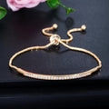 Verstellbares, schlichtes Armband mit Schmucksteinen