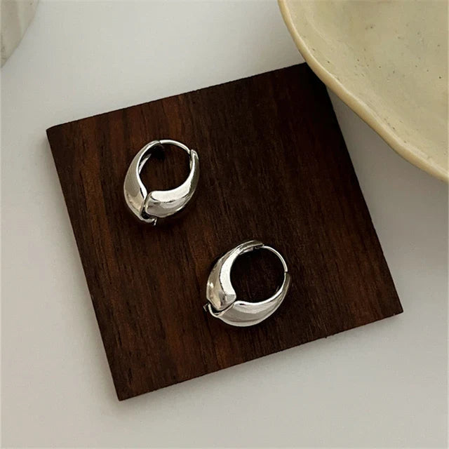 Strukturierte Creolen mit gehämmertem Muster