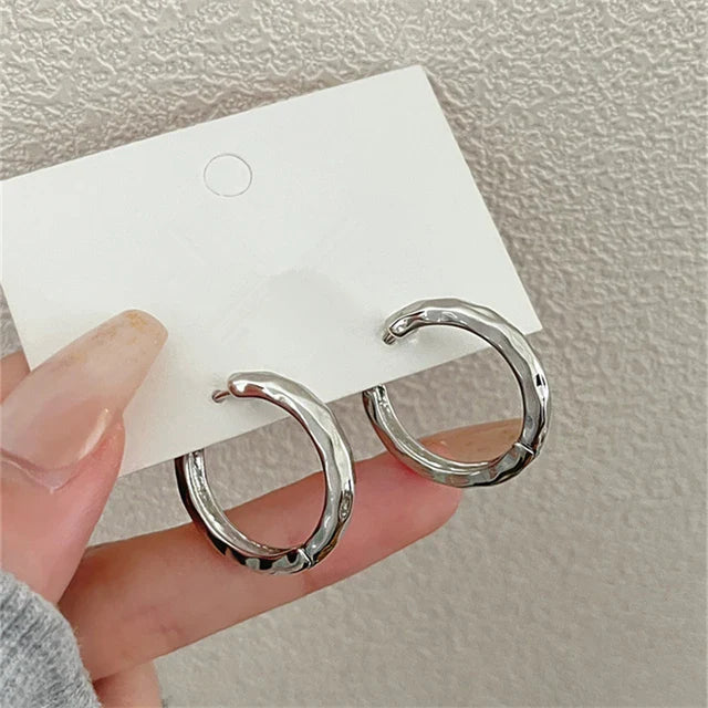 Strukturierte Creolen mit gehämmertem Muster