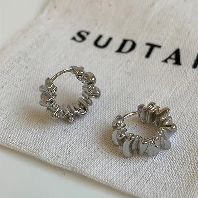 Strukturierte Creolen mit gehämmertem Muster