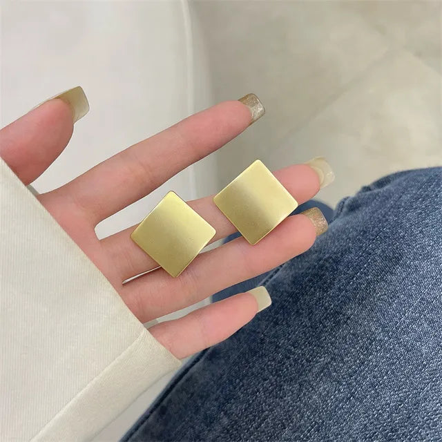 Strukturierte Creolen mit gehämmertem Muster