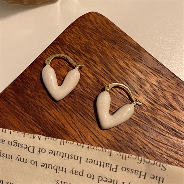 Strukturierte Creolen mit gehämmertem Muster