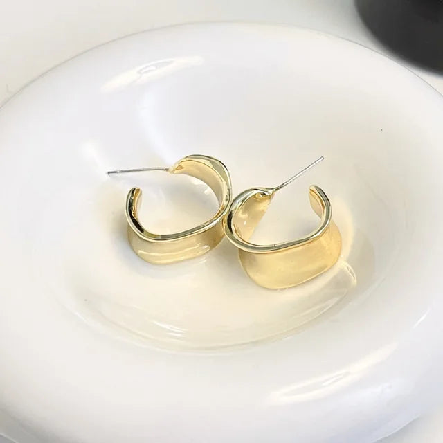 Strukturierte Creolen mit gehämmertem Muster