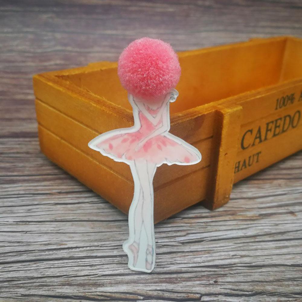 Entzückende Mädchen Cartoon Modelle Pompom Brosche Pins Zubehör