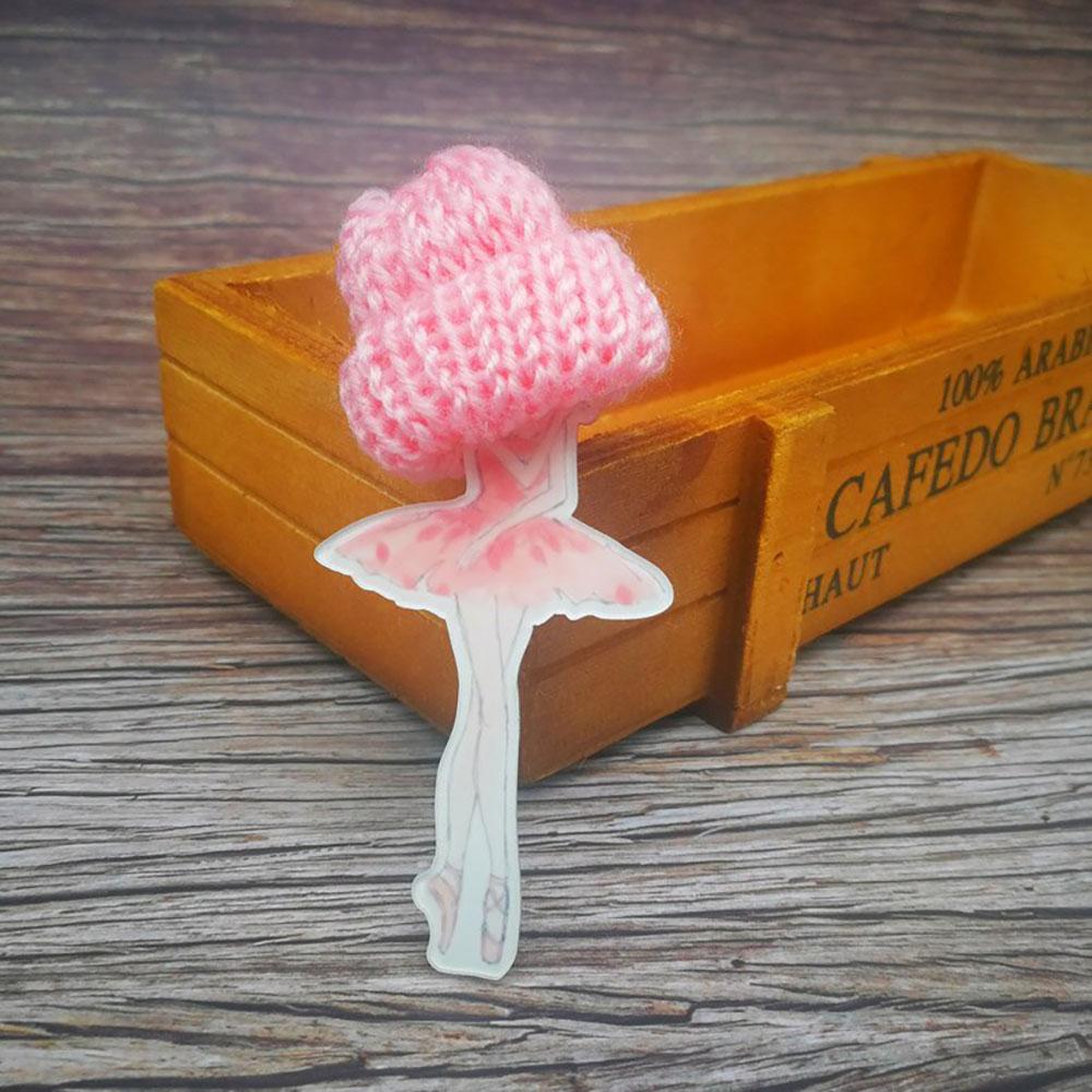 Entzückende Mädchen Cartoon Modelle Pompom Brosche Pins Zubehör