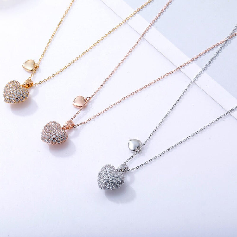 Verführerische mit Zirkonen verzierte Herz-Ohrhänger und Halsketten