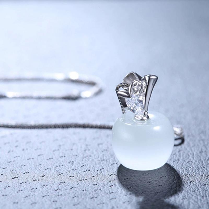 Anhänger in Apfelform mit Halskette mit Strassblatt