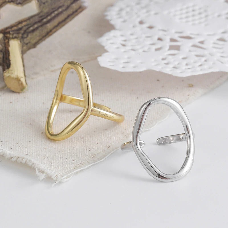 Künstlerischer unregelmäßiger geometrischer Hohlring