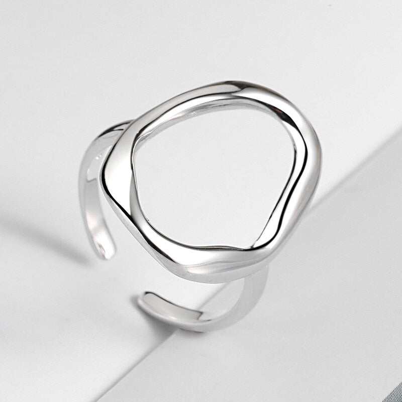 Künstlerischer unregelmäßiger geometrischer Hohlring