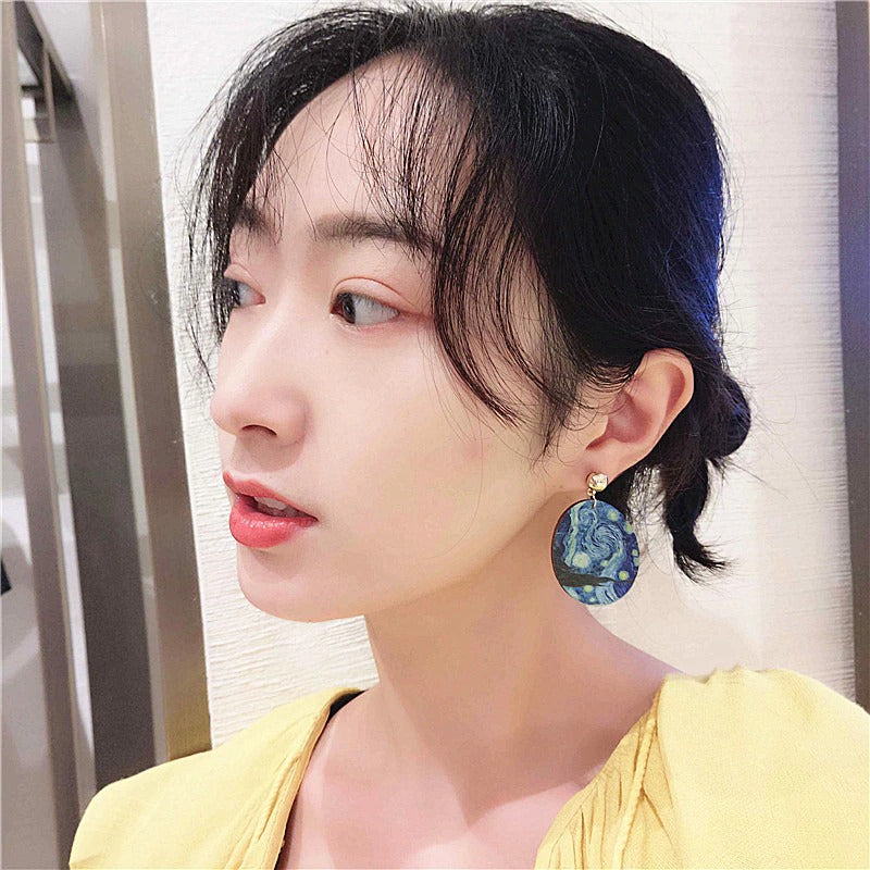 Künstlerische ovale Statement-Ohrringe mit gemaltem Porträt
