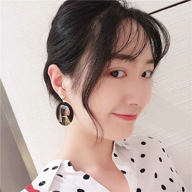 Künstlerische ovale Statement-Ohrringe mit gemaltem Porträt