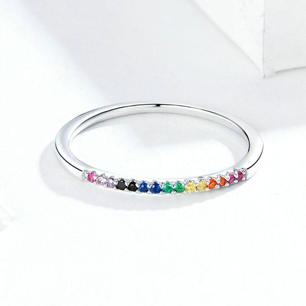 Erstaunlicher Silberring mit Zirkonia in Regenbogenfarbe