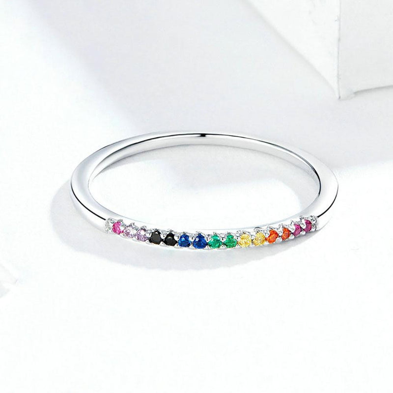 Erstaunlicher Silberring mit Zirkonia in Regenbogenfarbe