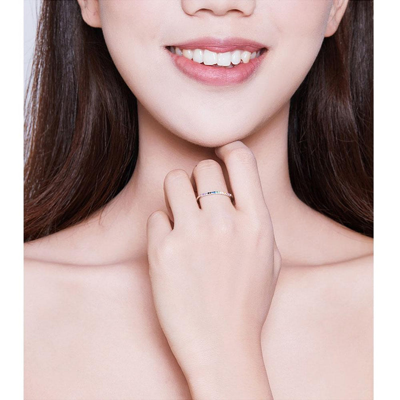 Erstaunlicher Silberring mit Zirkonia in Regenbogenfarbe