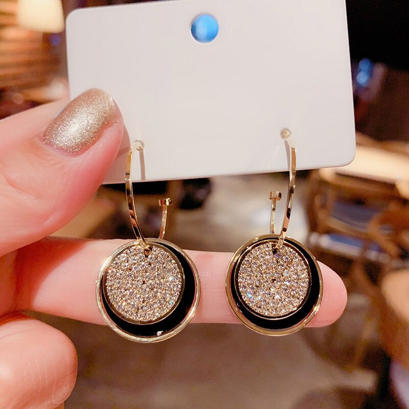 Asymmetrische hohle Liebesherz-Ohrringe mit langer Quaste