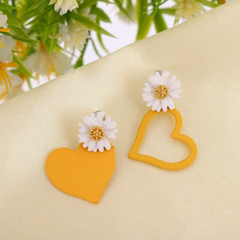 Asymmetrische hohle Liebesherz-Ohrringe mit langer Quaste