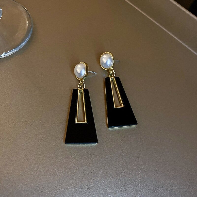 Asymmetrische hohle Liebesherz-Ohrringe mit langer Quaste