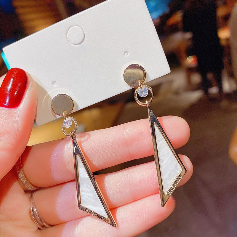 Asymmetrische hohle Liebesherz-Ohrringe mit langer Quaste