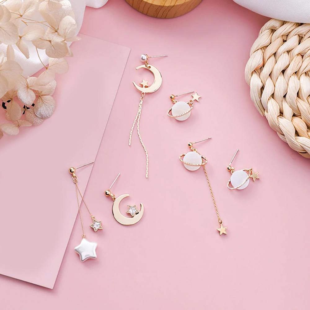 Asymmetrische lange koreanische Tropfenohrringe mit Mond und Stern