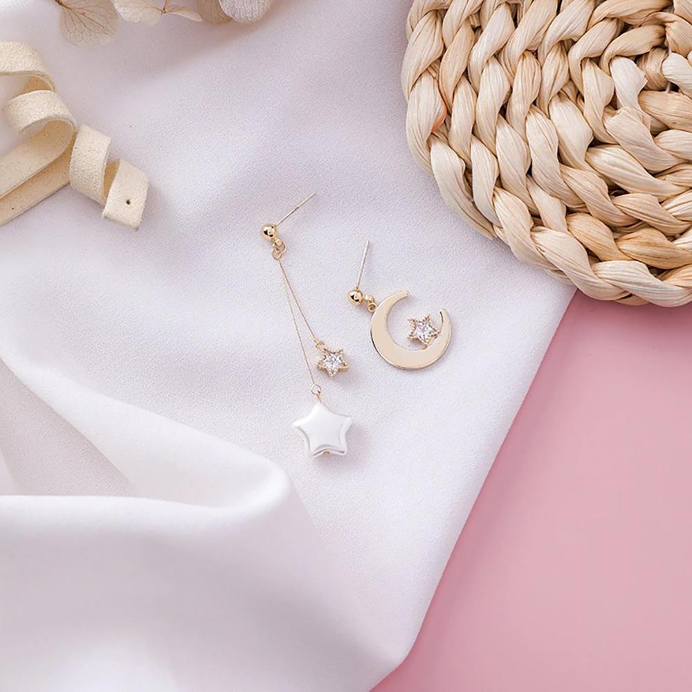 Asymmetrische lange koreanische Tropfenohrringe mit Mond und Stern