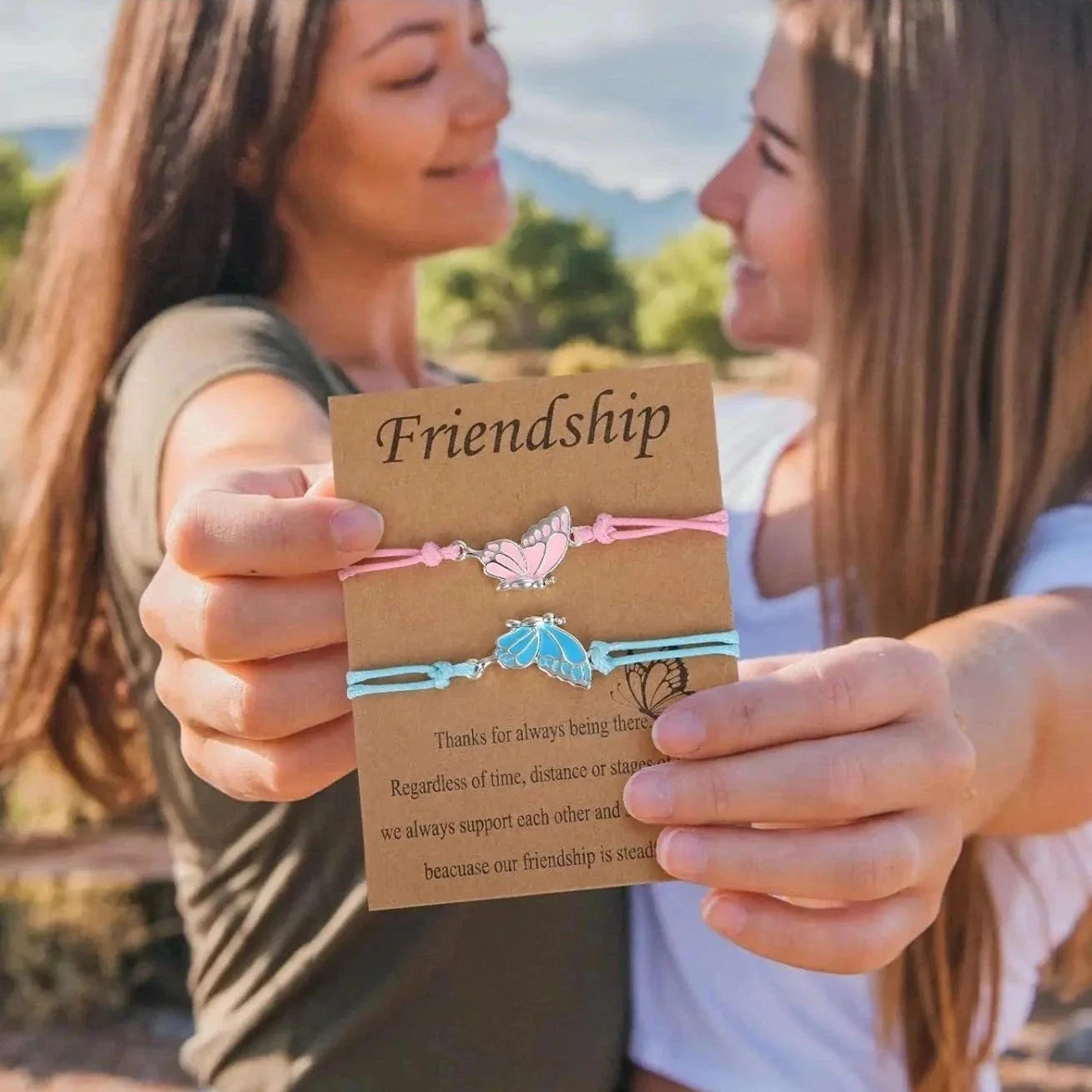 Verstellbares Schmetterlings-Charm-Armband - Weiß geflochten, goldene Akzente, Boho Chic