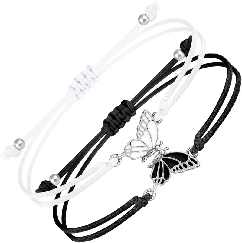 Verstellbares Schmetterlings-Charm-Armband - Weiß geflochten, goldene Akzente, Boho Chic