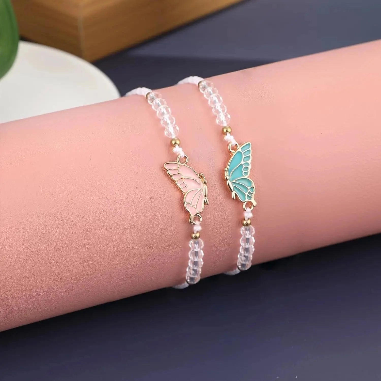 Verstellbares Schmetterlings-Charm-Armband - Weiß geflochten, goldene Akzente, Boho Chic