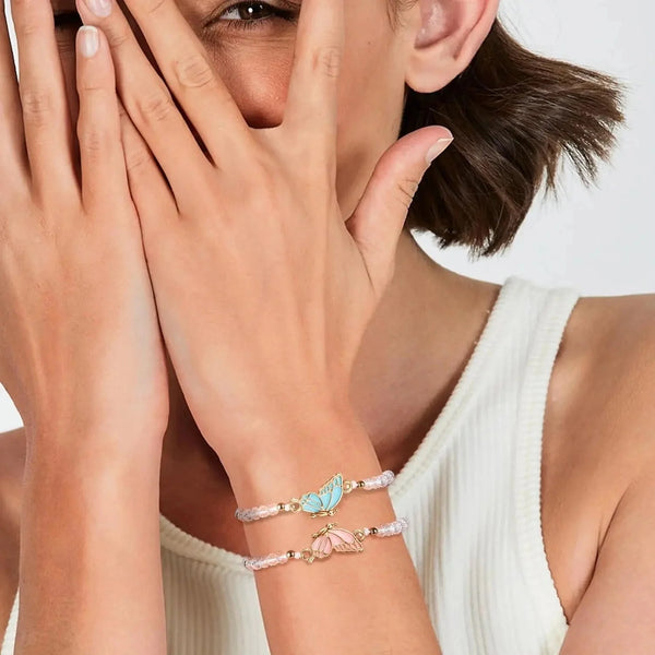 Verstellbares Schmetterlings-Charm-Armband - Weiß geflochten, goldene Akzente, Boho Chic