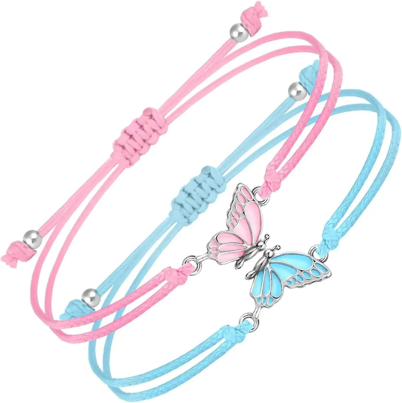 Verstellbares Schmetterlings-Charm-Armband - Weiß geflochten, goldene Akzente, Boho Chic