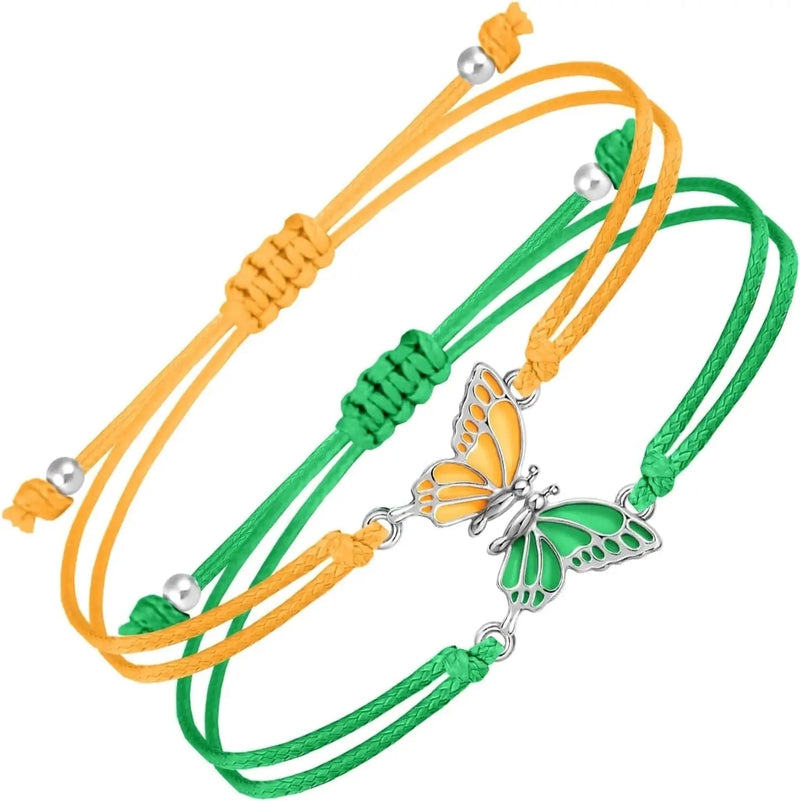 Verstellbares Schmetterlings-Charm-Armband - Weiß geflochten, goldene Akzente, Boho Chic