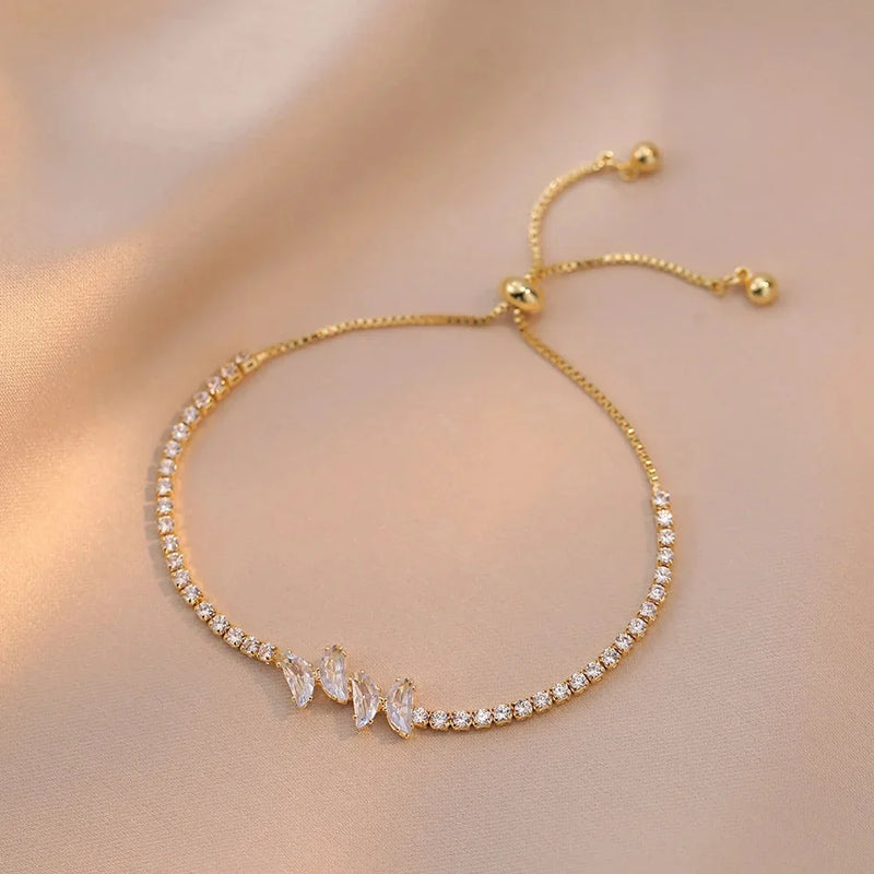 Verstellbares Goldarmband mit Schmetterlingsanhänger aus Kristall - eleganter Damenschmuck