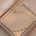 Verstellbares Goldarmband mit Schmetterlingsanhänger aus Kristall - eleganter Damenschmuck