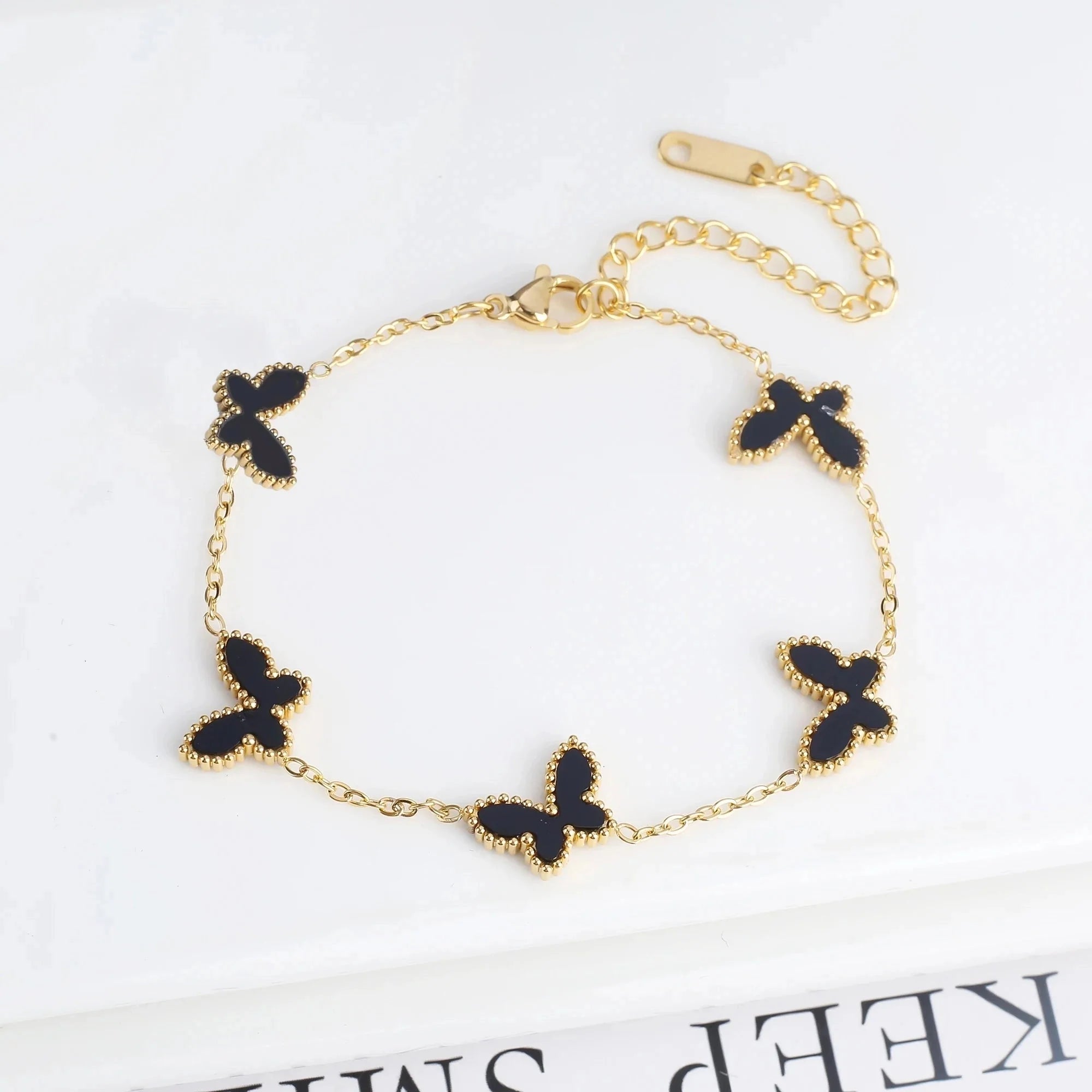 Verstellbares goldenes Schmetterlings-Charm-Armband – stilvoller, zarter Luxusschmuck