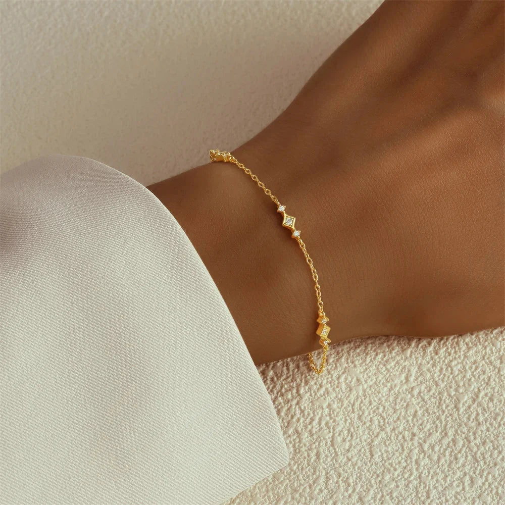 Verstellbares goldenes Herzarmband - zierlicher romantischer Schmuck für Sie