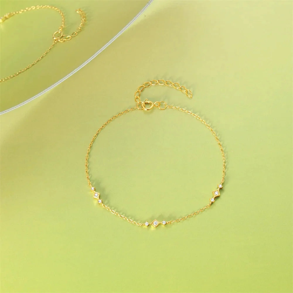 Verstellbares goldenes Herzarmband - zierlicher romantischer Schmuck für Sie