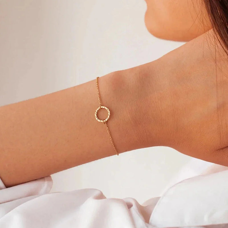 Verstellbares Armband mit rundem Anhänger - minimalistisch und elegant