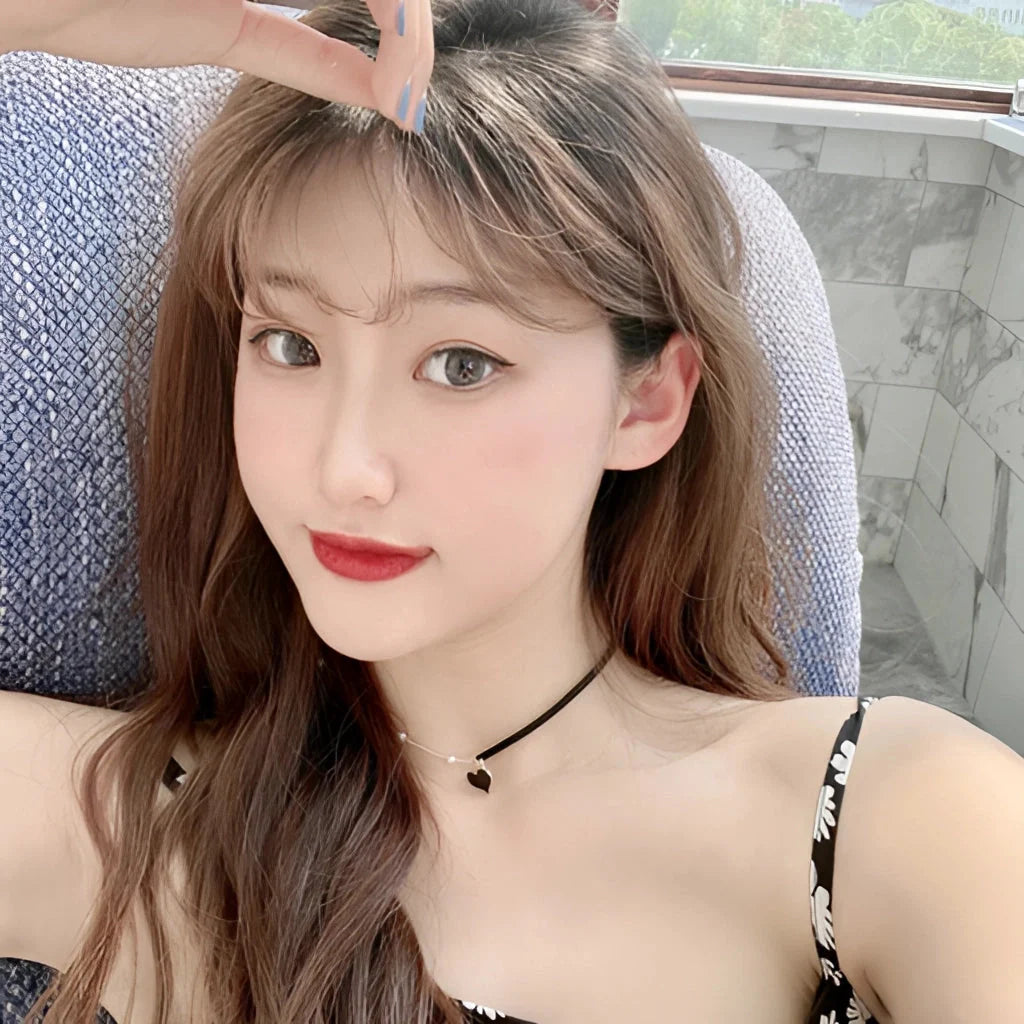 Verstellbares Samt-Halsband mit goldenem Herzanhänger – Romantisches Geschenk